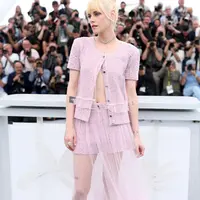 Biasa tampil boyish, lihat di sini tampilan manglingi Kristen Stewart bergaya feminin bak barbie Chanel di Festival Film Cannes 2025. [Dok/Chanel].