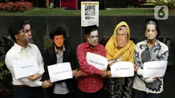 Aktivis dari Indonesia Corruption Watch (ICW) melakukan aksi di depan Gedung Merah Putih Komisi Pemberantasan Korupsi (KPK), Jakarta, Selasa (28/6/2022). ICW mengingatkan keseriusan KPK dalam menangani kasus buronnya tersangka korupsi, Harun Masiku. (Liputan6.com/Helmi Fithriansyah)