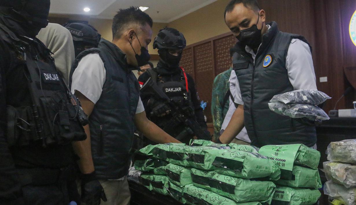 Petugas Badan Narkotika Nasional (BNN) menunjukkan barang bukti narkotika saat pengungkapan hasil Operasi Saber Bersinar 2026 di Kantor BNN RI, Jakarta, Selasa (19/05/2026). (merdeka.com/Arie Basuki)