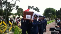 Pilot Pesawat Tempur Jatuh Kapten Dwi Dimakamkan, Istri Pingsan