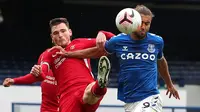 Penyerang Everton, Dominic Calvert-Lewin, berebut bola dengan Bek Liverpool, Andrew Robertson, pada laga lanjutan Liga Inggris di Goodison Park, Sabtu (17/10/2020) malam WIB. Liverpool bermain imbang 2-2 atas Everton. (AFP/Peter Byrne/pool)