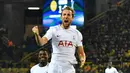 Pemain Tottenham Hotspur, Harry Kane berselebrasi setelah mencetak gol ke gawang Borussia Dortmund pada matchday kelima Liga champions Grup H di Stadion BVB, Selasa (21/11). Kane menyumbang satu gol dengan kemenangan 2-1. (AP/Petros Karadjias)