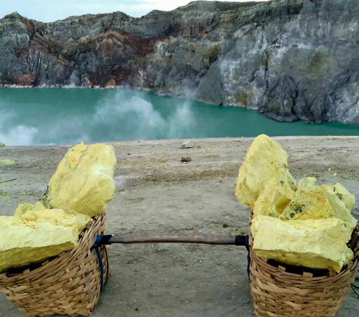 Proses pembuatan asam sulfat di industri dikenal dengan nama proses kontak, yang mana adalah proses asam sulfat dibuat secara langsung dari sulfur yang dibakar di udara untuk menghasilkan sulfur dioksida.<br>