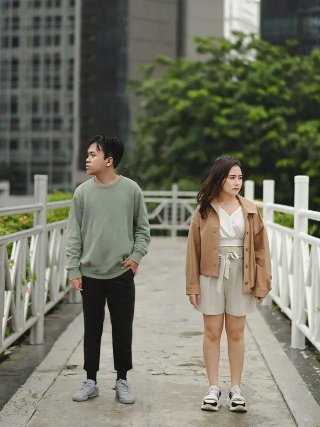 6 Editan Foto Pria Hangout Bareng Prilly Latuconsina Ini Imajinatif Banget