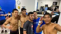 Windri Patilima saat melakukan panggilan video call bersama rekan-rekannya usai sesi sparring partner dalam program MMA Fight Academy di San Diego, Amerika Serikat. (Marco Tampubolon/Liputan6.com)