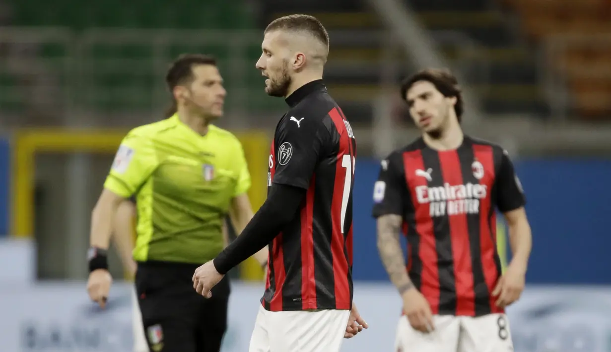 Pemain AC Milan, Ante Rebic, meninggalkan lapangan usai mendapat kartu merah saat melawan Napoli pada laga Liga Italia di Stadion San Siro, Minggu (14/3/2021). Napoli menang dengan skor 1-0. (AP Photo/Luca Bruno)