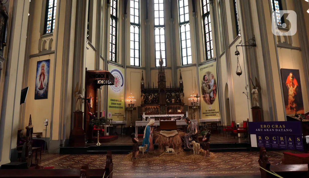 Diorama menghiasi bagian dalam Gereja Katedral jelang perayaan Natal, Jakarta, Rabu (22/12/2021). Gereja Katedral Jakarta memperketat penerapan protokol kesehatan selama ibadah Natal 2021. (Liputan6.com/Angga Yuniar)