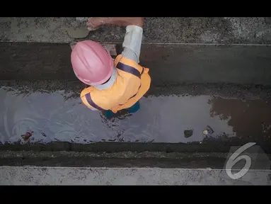 Pekerja sedang menyelesaikan pembuatan saluran sdpu tata air di jalan Agus Salim, Jakarta, Senin (11/8/2014) (Liputan6.com/Faizal Fanani)