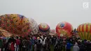 Sejumlah warga bersiap melihat balon udara dinaikan di Lapangan Pagerejo, Kertek, Kabupaten Wonosobo,  Sabtu (15/6/2019). Festival ini untuk memeriahkan syawalan dan wujud syukur warga yang hidup di lereng gunung sindoro dan sumbing. (Liputan6.com/Gholib)