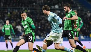 Pemain Juventus, Kenan Yildiz, menghadapi pemain Sassuolo, Jay Idzes (kiri) dan Sebastian Walukiewicz, dalam pertandingan Serie A di Reggio Emilia, Italia, Rabu (7/1/2026). (Massimo Paolone/LaPresse via AP)