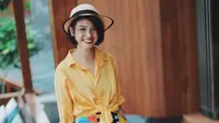 Nah, ceria banget kan? Mulai dari  rok pattern, kemeja warna kuning, serta topi dan sepatu yang dipakainya. Terlebih dengan senyuman semringah di bibir Andien. (Instagram/andienaisyah)
