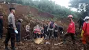 Tim SAR gabungan melakukan pencarian korban gempa Cianjur di jalur kawasan Cugenang yang longsor, Kabupaten Cianjur, Jawa Barat, Selasa (22/11/2022). Kawasan Cugenang merupakan daerah paling parah terdampak atas gempa yang mengguncang Cianjur dan sekitarnya. (Liputan6.com/Helmi Fithriansyah)