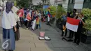 Pengunjung berpose dengan manusia patung saat mengunjungi Kota Tua, Jakarta, Jumat (8/7). Kota Tua menjadi salah satu pilihan masyarakat Jakarta ataupun luar Jakarta, untuk mengisi libur lebaran. (Liputan6.com/Gempur M Surya)