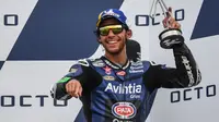 Pembalap Avintia Esponsorama, Enea Bastianini, berhasil tampil mengesankan dengan meraih podium ketiga pada balapan MotoGP San Marino 2021. (AFP/Andreas Solaro)