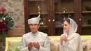 Tiba pada tanggal 11 Januari, digelar prosesi Majlis Istiadat Akad Nikah Diraja. Di hari bahagia ini, Anisha tampil anggun dalam kesederhanaan mengenakan baju kurung berwarna putih dengan aksen renda di lengan.  [@support.anishaik]