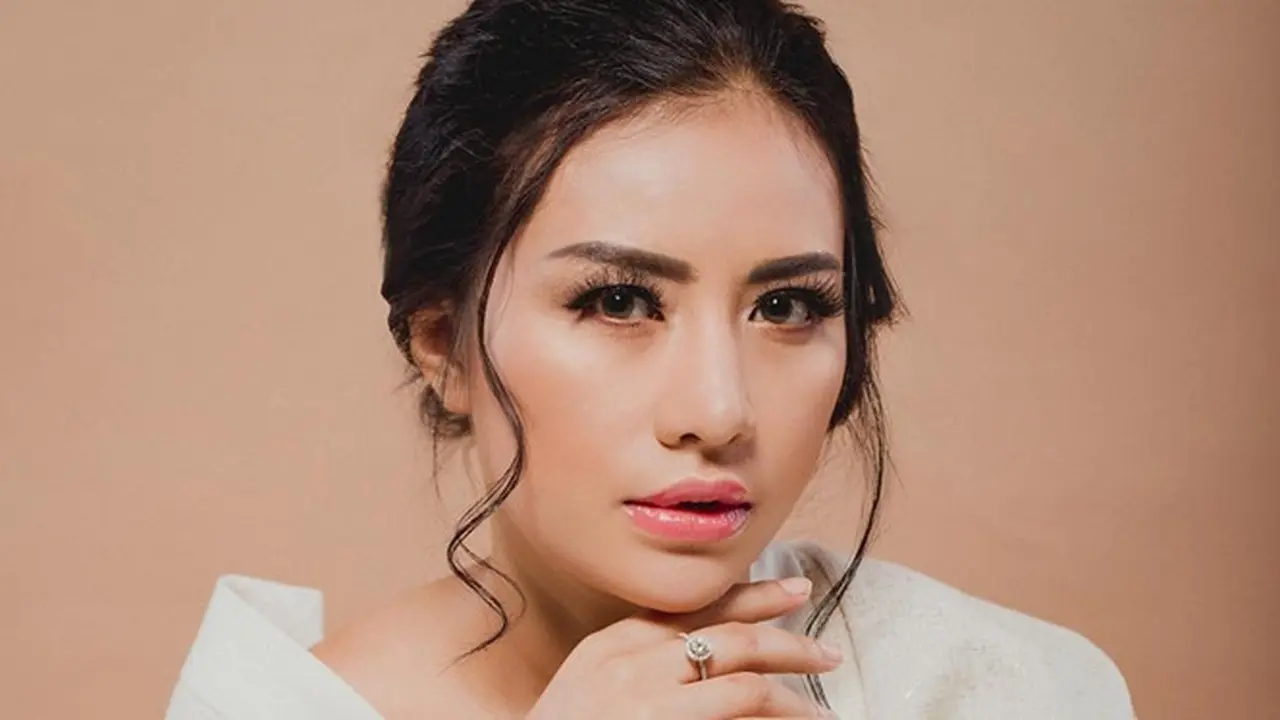 Pernah Jadi Istri Siri Jendral, Ini 6 Potret Terbaru Shinta Bachir yang Lepas Hijab
