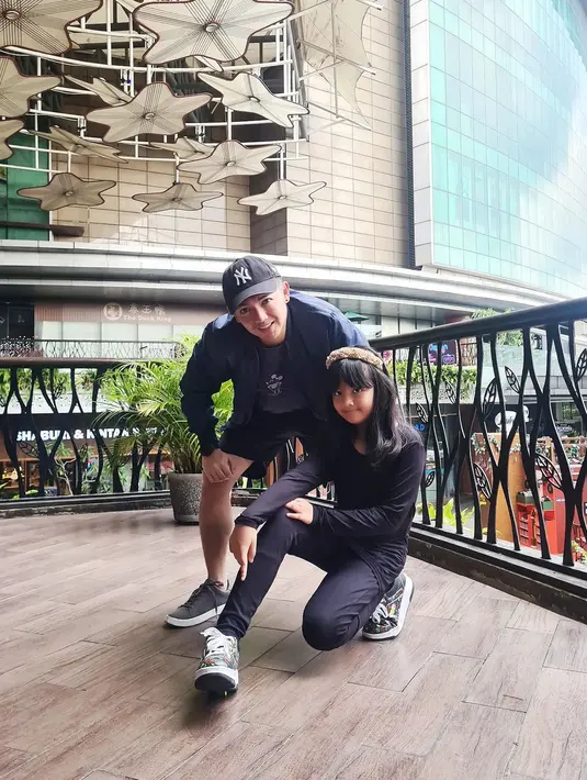 Kedekatan ayah dan anak itu kerap menarik perhatian netizen. Seperti diketahui, setelah rumah tangganya dengan Liza Elly kandas tahun 2018 silam, Nicky Tirta belum menikah lagi. 
 [Instagram/nickytirta]