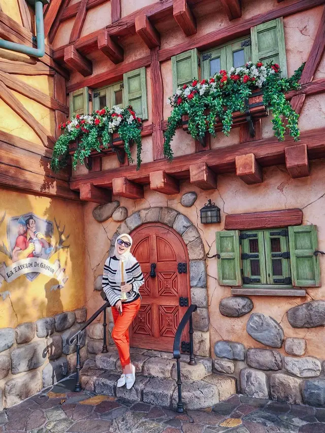 Potret Syahrini bermain di Disneyland Jepang. (Foto: Instagram/princessyahrini)