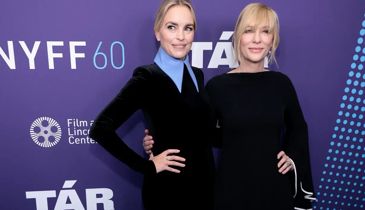 Cate Blanchett (kanan) bersama Cate Blanchett berpose saat menghadiri pemutaran perdana film "Tár" selama Festival Film New York ke-60 di Alice Tully Hall di New York pada Senin, 3 Oktober 2022. (Dimitrios Kambouris/Getty Images for FLC/AFP)
