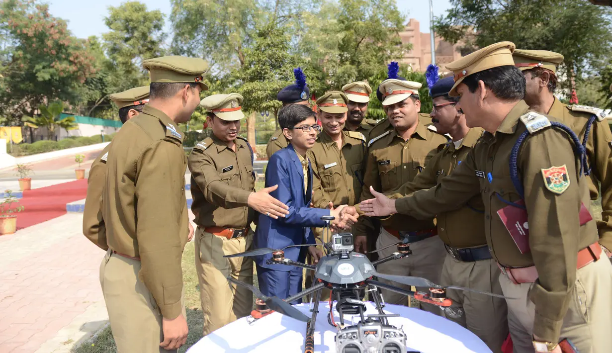 Harshwardhan Zala (14) usai menunjukkan drone buatannya kepada Pasukan Kepolisian Cadangan Pusat (CRPF) di kamp Rapid Action Force, Ahmedabad, 15 Januari 2017. Drone ciptaan Harshwardhan itu dihargai 50 juta rupee atau Rp 9,8 miliar (Sam Panthaky/AFP)