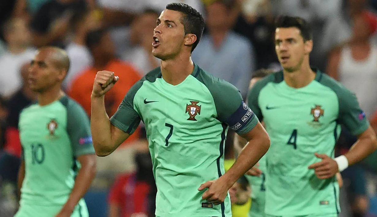 Kapten Portugal, Cristiano Ronaldo,  merayakan gol yang dicetaknya ke gawang Wales pada semifinal Piala Eropa. CR 7 menyamai rekor Michel Platini sebagai pencetak gol terbanyak di Piala Eropa dengan mencetak sembilan gol. (AFP/Francisco Leong)