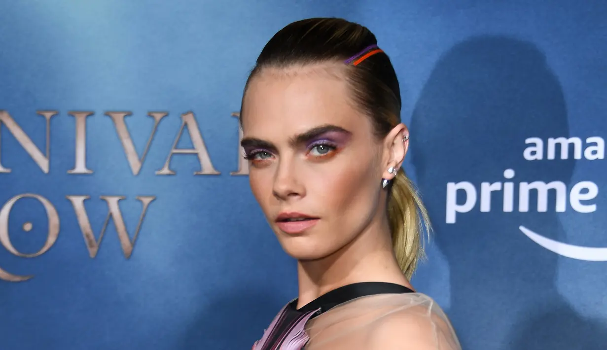 <p>Aktris dan model asal Inggris Cara Delevingne berpose saat menghadiri pemutaran perdana film Amazon Original Series "Carnival Row" Los Angeles di teater Cina TCL di Hollywood (21/8/2019). Di film ini Cara Delevingne berperan sebagai Vignette Stonemoss. (AFP Photo/Valerie Macon)</p>