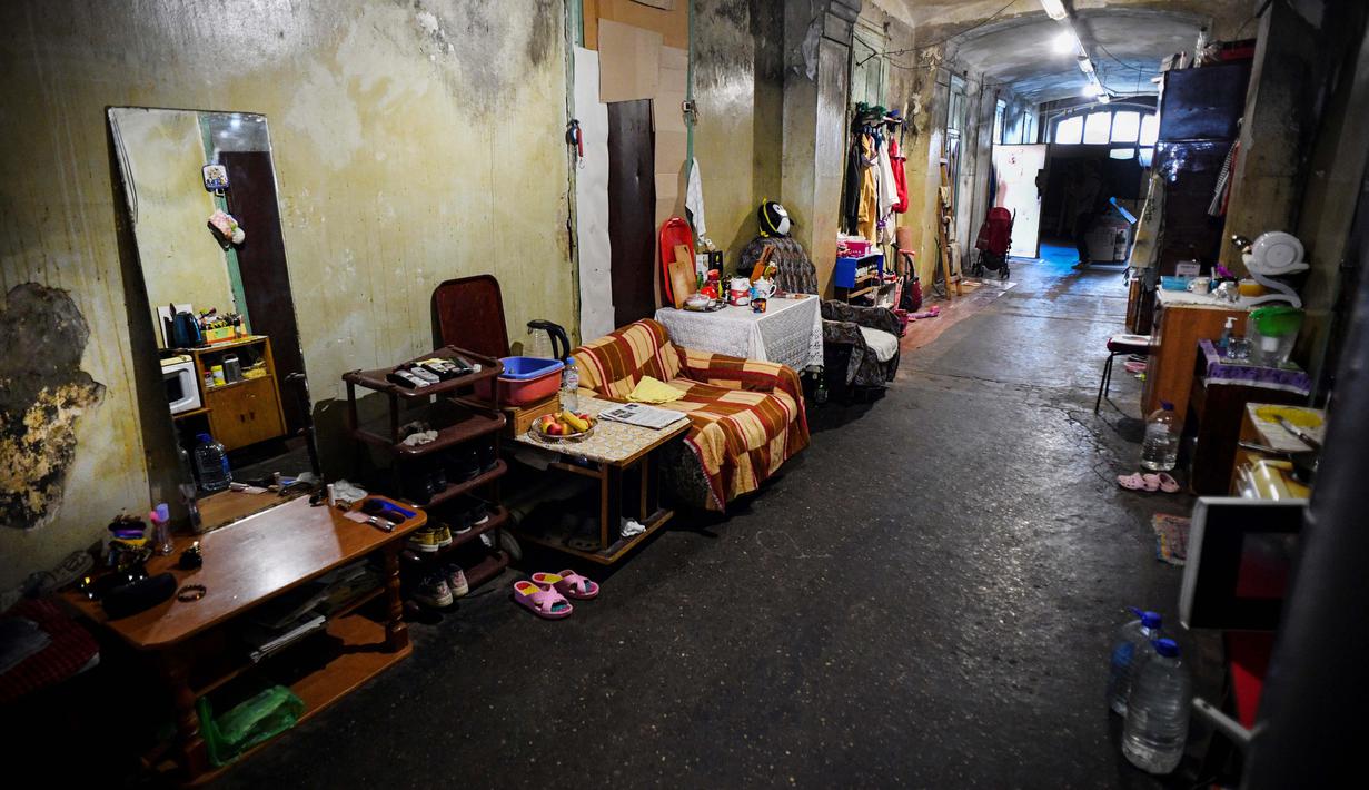 Koridor komunal asrama untuk pekerja pabrik tekstil Proletarka di Kota Tver, Rusia, 8 Agustus 2020. Dua dari sekitar 50 bangunan neo-Gotik di Proletarka dihias dengan medali emas pada Pameran Universal 1900 di Paris. (Alexander NEMENOV/AFP)