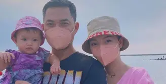 Melalui akun Instagram pribadinya, Zaskia Gotik mengaku sudah kangen berlibur ke Pulau Bali. Untuk mengobatinya, ia bersama sang suami pun liburan ke pantai yang dekat rumahnya. (Foto: Instagram.com @zaskia_gotix)