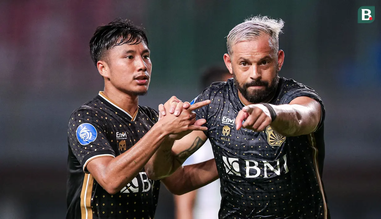 <p>Pemain Bhayangkara FC, Henry Matias Mier Codina (kanan) melakukan selebrasi bersama rekannya setelah mencetak gol penyeimbang 1-1 pada laga lanjutan BRI Liga 1 2023/2024 antara Bhayangkara FC melawan Persib Bandung di Stadion Patriot Candrabhaga, Bekasi, Sabtu (23/09/2023). (Bola.com/Bagaskara Lazuardi)</p>