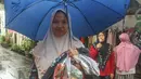 Melalui kegiatan tersebut, warga berupaya menumbuhkan kepedulian sosial sekaligus mempererat kebersamaan dengan berbagi kepada sesama. Tampak dalam foto, warga usai menerima bantuan bahan masakan dan pakaian layak pakai yang dibagikan secara cuma-cuma di permukiman RT 02/RW 04 kawasan Jati Padang, Jakarta, Jumat (6/3/2026). (merdeka.com/Arie Basuki)