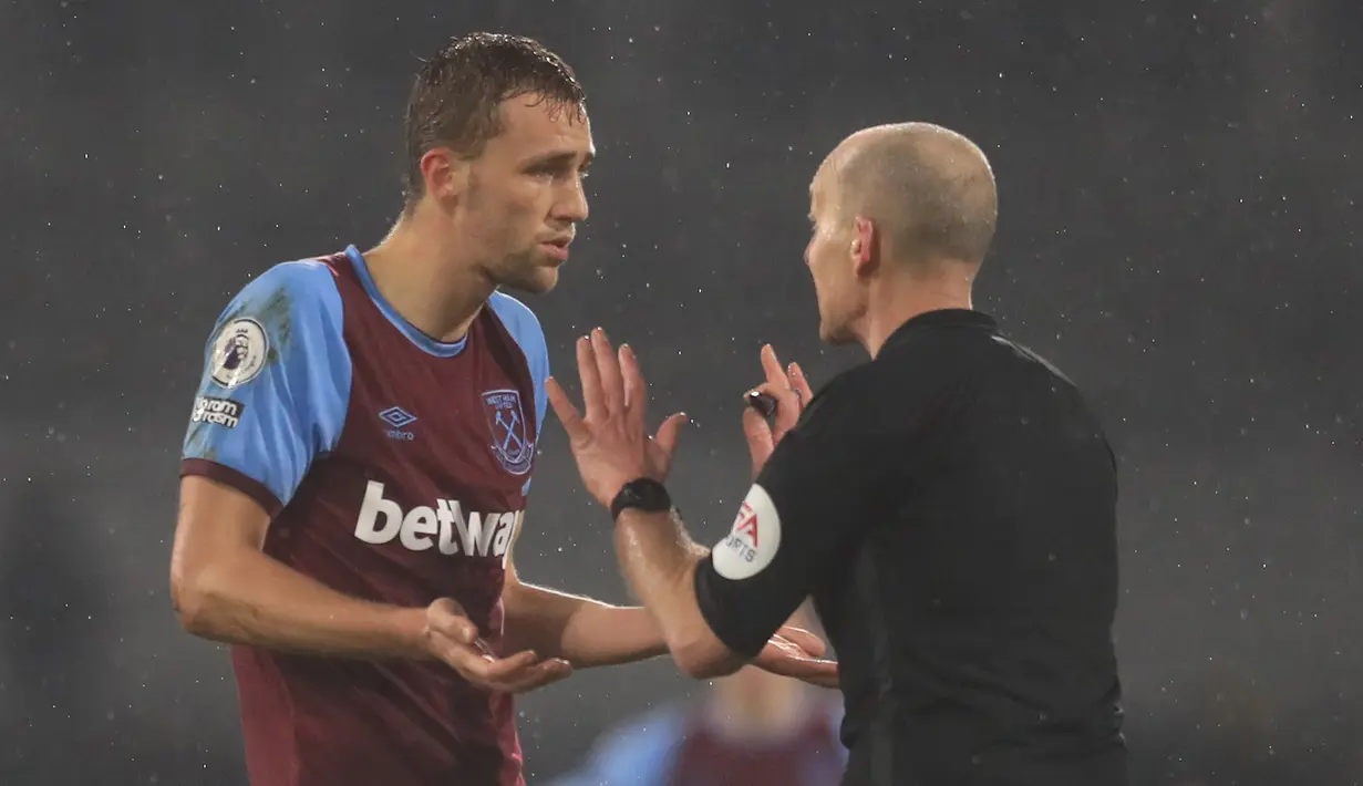 Gelandang West Ham United, Tomas Soucek (kiri) berdebat dengan wasit Mike Dean usai menerima kartu merah dalam laga lanjutan Liga Inggris 2020/21 pekan ke-23 melawan Fulham di Craven Cottage, Sabtu (6/2/2021). West Ham United bermain imbang 0-0 dengan Fulham. (AFP/Adam Davy/Pool)