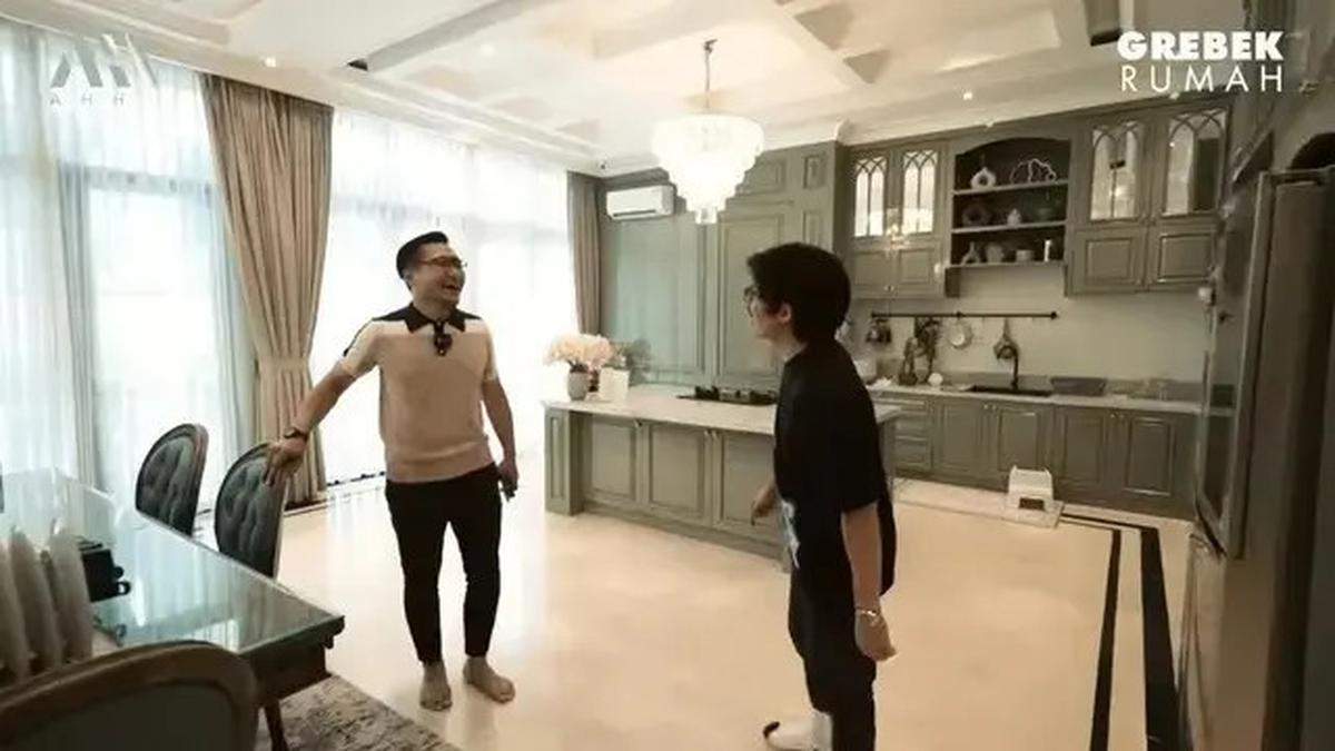 Potret Dapur Rumah Mewah Arie Untung dan Fenita, Model Desain Elegan dengan Pintu Rahasia