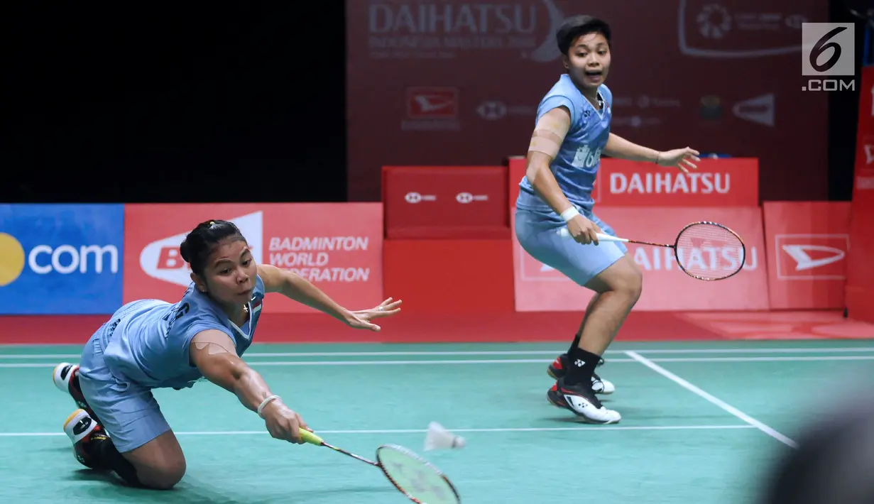 Ganda putri Indonesia, Greysia Polii/Apriyani Rahayu mengambil kok saat melawan Chae Yoo Jung/Hye Rin Kim pada perempat final Indonesia Masters 2018 di Istora Senayan, Jakarta, Jumat (26/1). Greysia/Apriyani menang. (Liputan6.com/Helmi Fithriansyah)
