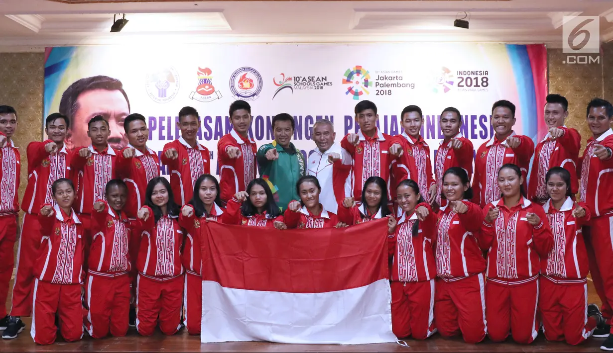 Menpora, Imam Nahrawi (tengah-jaket hijau) bersama kontingen atlet pelajar Indonesia untuk Asian School Games 2018 cabang atletik usai pelepasan di Jakarta, Selasa (17/7). Asian School Games 2018 berlangsung di Malaysia. (Liputan6.com/Helmi Fithriansyah)