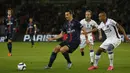 Penyerang PSG, Zlatan Ibrahimovic mengontrol bola saat laga Liga Prancis melawan Toulouse di Stadion Parc des Princes, Prancis, Sabtu (7/11/2015). (AFP Photo/Thomas Samson)