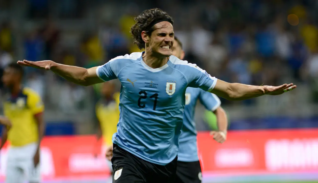 Penyerang timnas Uruguay, Edinson Cavani berselebrasi setelah mencetak gol ke gawang Ekuador dalam laga pertama Grup C Copa America 2019 di Stadion Mineirao, Brasil, Minggu (16/6/2019). Uruguay berhasil memetik kemenangan besar 4-0 atas Ekuador. (AP/Eugenio Savio)