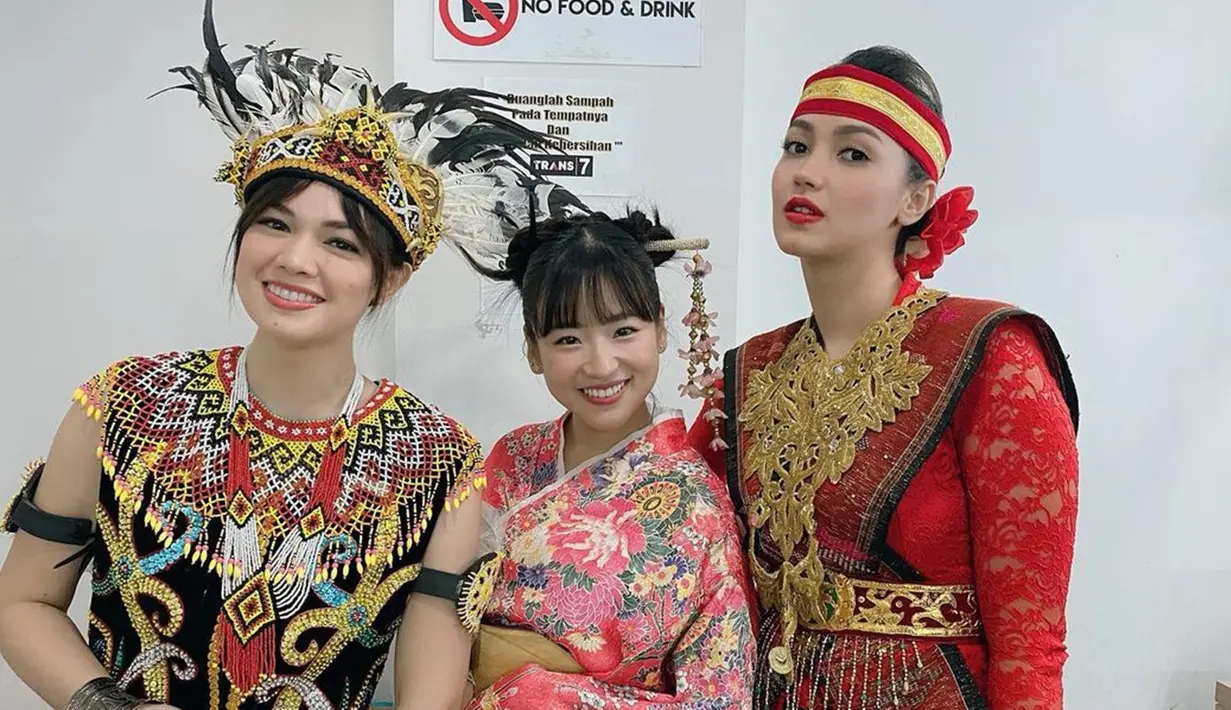Terhitung Haruka sudah menetap lama di Indonesia, yakni 10 tahun lebih. Meskipun awalnya sempat terkendala bahasa dan budaya, namun lambat laun ia bisa menyesuaikan diri bahkan kini semakin lancar dalam berbahasa Indonesia. (Liputan6.com/IG/@haruuuu_chan)