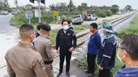 Gubernur Kereta Api Negara Thailand Nirut Maneepan (keempat dari kiri) berbicara dengan polisi di lokasi kecelakaan tabrakan kereta di Muang, Provinsi Chachoengsao, Thailand, pada Jumat, 4 Agustus 2023. (Humas State Railway of Thailand via AP)