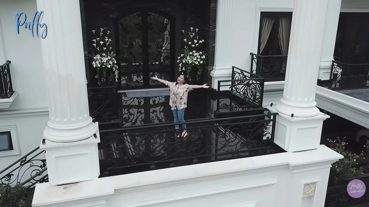 Potret Pagar dan Taman Rumah Prilly Latuconsina
