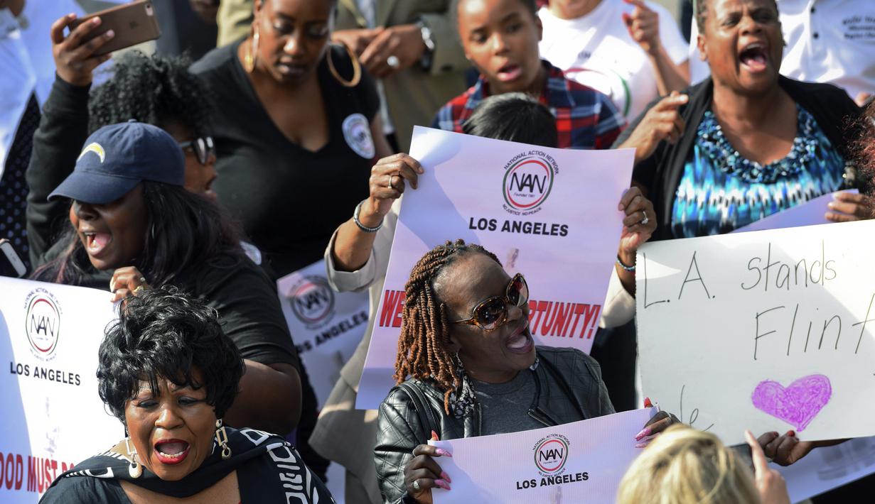 Demonstran membawa poster sambil meneriakkan “Hollywood Rasis” saat aksi protes di luar acara Piala Oscar 2016 di Hollywood , Minggu (28/2). Perhelatan Oscar kali ini menuai kecaman karena para nominator semuanya berkulit putih. (REUTERS/Stuart Palley)