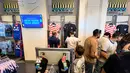 Suporter melihat koleksi jersey resmi Timnas Amerika Serikat di FIFA Store, MetLife Stadium, East Rutherford, New Jersey, Amerika Serikat, menjelang laga fase grup Prancis melawan Senegal pada Piala Dunia 2026. Beragam apparel tim nasional tuan rumah menjadi salah satu daya tarik bagi para pengunjung. (KLY Sports/Hery Kurniawan)