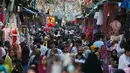 Muslim Kashmir berbelanja sebelum Idul Fitri di Srinagar, Kashmir yang dikuasai India (2/6/2019). Idul Fitri menandai berakhirnya bulan puasa Ramadan. (AP Photo/Mukhtar Khan)