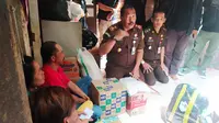 Kajari Garut Sugen Hariadi, nampak memberikan penyuluhan hukum terhadap keluarga Ajang, pelaku pencurian HP, yang diketahui untuk kepentingan proses belajar secara daring alias online. (Liputan6.com/Jayadi Supriadin)