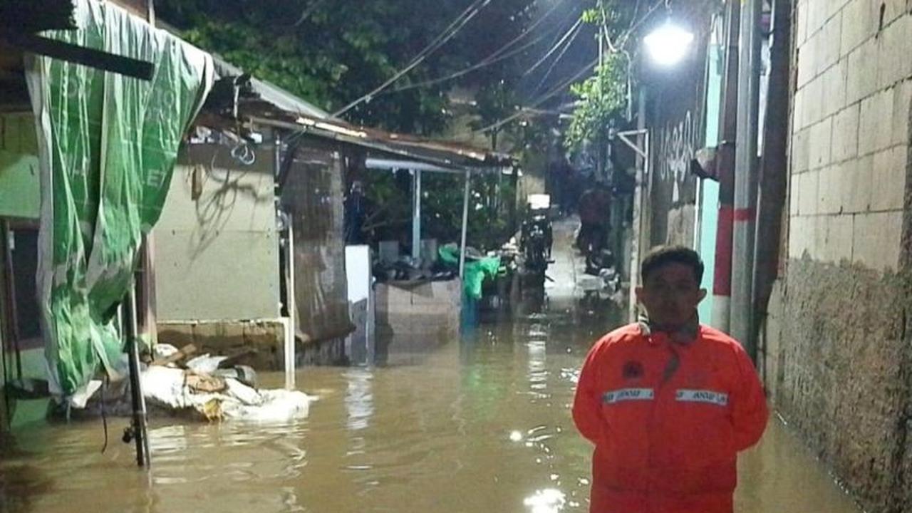 Banjir Jakarta Timur Rendam 15 RT, Kali Ciliwung Meluap Akibat Hujan Deras