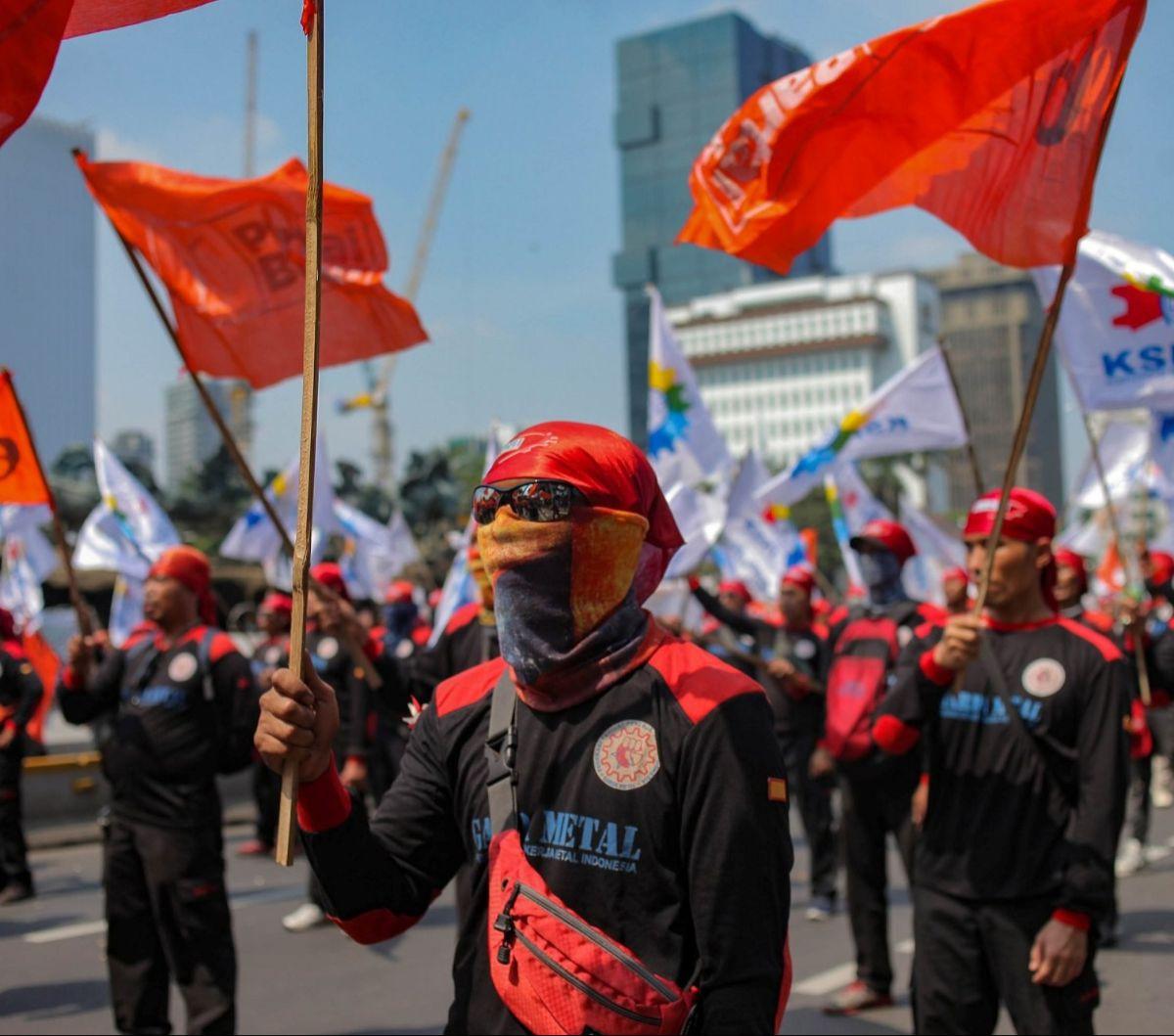Di antaranya menolak Uang Kuliah Tunggal (UKT) mahal, menolak KRIS BPJS Kesehatan, menolak Omnibus Law UU Cipta Kerja, menuntut penghapusan outsourcing, serta menolak upah murah. Foto: merdeka.com / Arie Basuki<br>