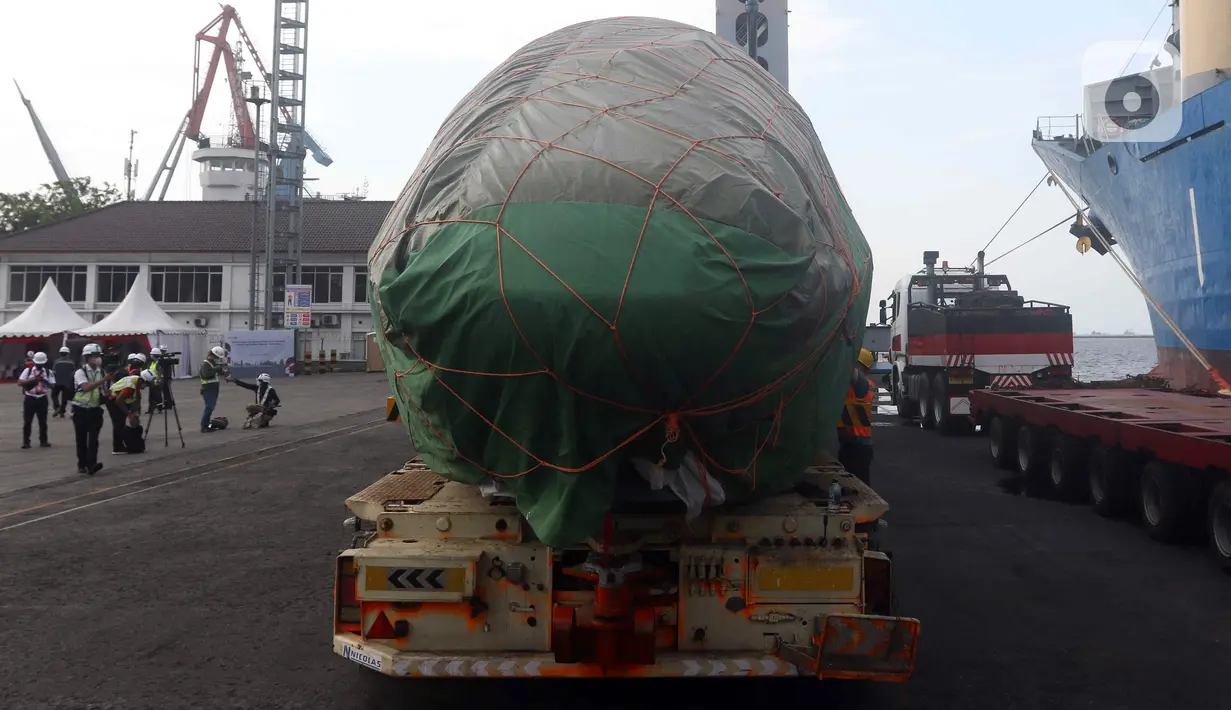 Rangkaian kereta cepat ditempatkan pada sebuah kontainer usai diturunkan di Pelabuhan Tanjung Priok, Jakarta Utara, Jumat (2/9/2022). Rangkaian kereta cepat yang telah selanjutnya akan langsung dibawa ke KCIC Tegalluar, Bandung, Jawa Barat. (Liputan6.com/Herman Zakharia)