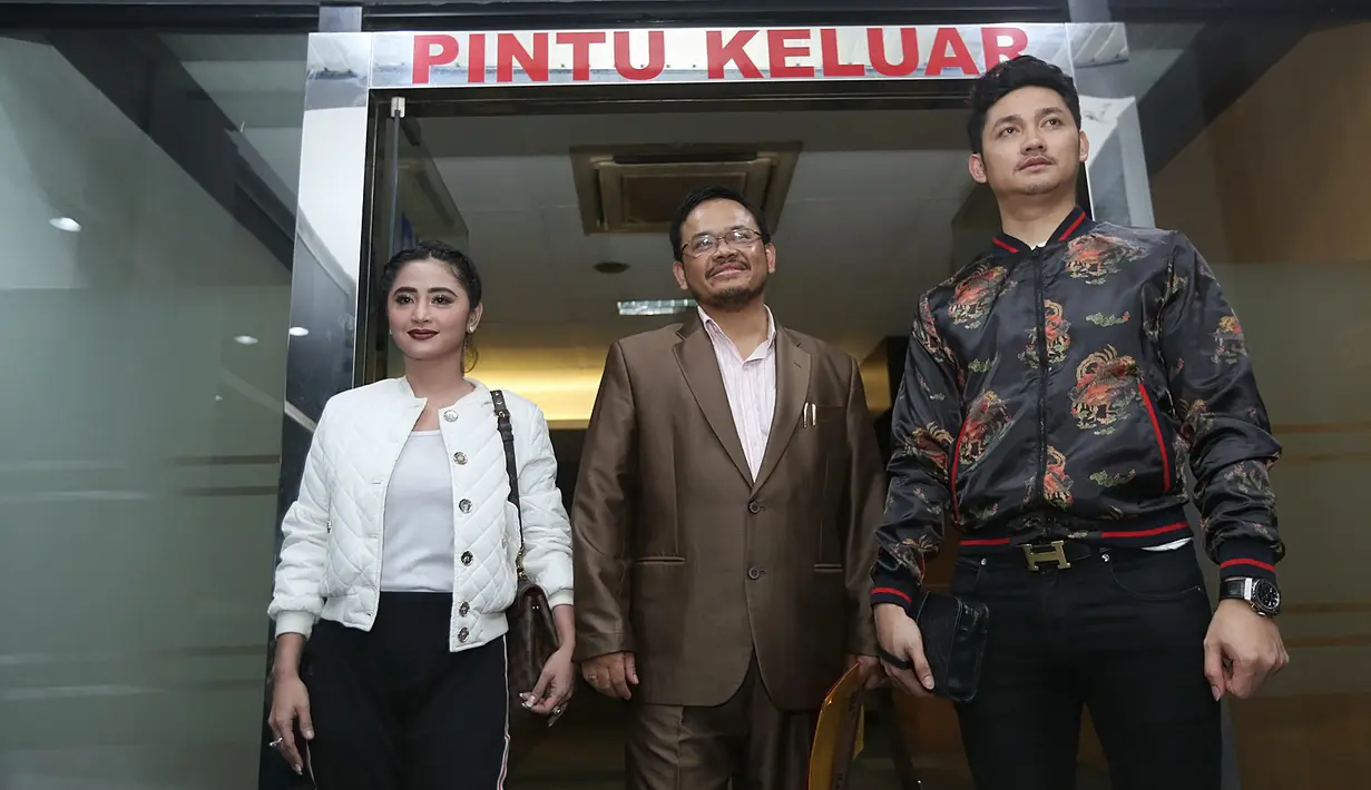 Kisah saling lapor antara petugas TransJakarta dengan suami Dewi Perssik, Angga Wijaya bakal berbuntut panjang. Perempuan yang biasa disapa Depe itu tak ingin mencabut laporan yang diajukan. (Bambang E Ros/Bintang.com)