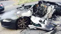 Kuat dugaan, Audi R8 mengalami masalah pada ruang mesin hingga akhirnya mengeluarkan api dan melahap seluruh bagian mobil. 