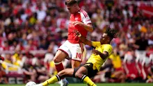 Pemain Borussia Dortmund Filippo Mane (kanan) dan pemain Arsenal Viktor Gyokeres beraksi dalam laga Emirates Cup antara Borussia Dortmund vs Arsenal di London, Minggu, 9 Agustus 2026. (John Walton/PA via AP)