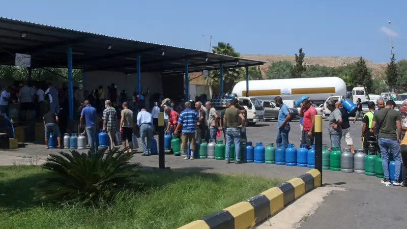 FOTO: Antrean warga Lebanon untuk Beli Tabung Gas